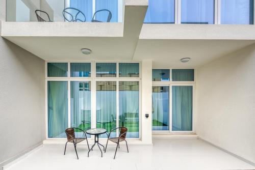 Spell-binding 3BR Townhouse at DAMAC Hills 2 Dubailand by Deluxe Holiday Homes, Dubaj (fotografie 7)