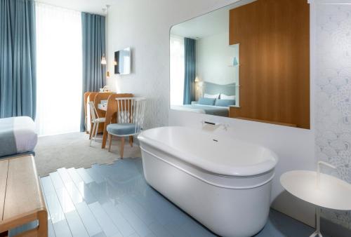 room detail thumbnail 2