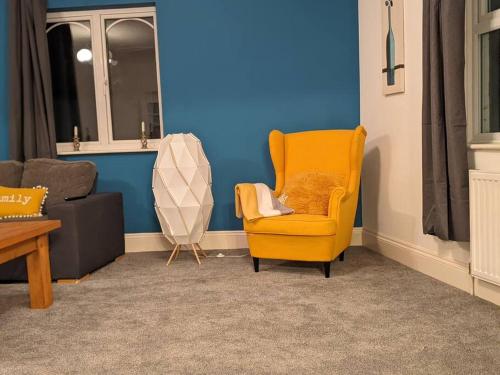 'Blackwater Stays' Local apartment to Promenade quay and high street!