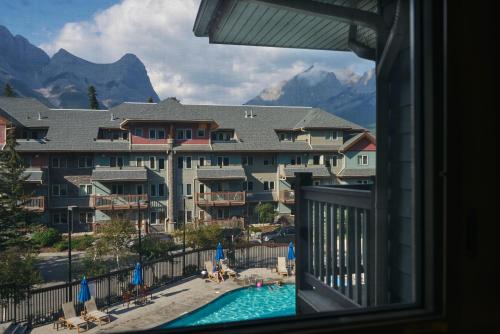 Mtn View Escape with King Size Bed with Outdoor Pool - Banff Pass Included!