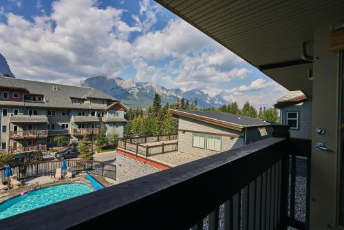 Mtn View Escape with King Size Bed with Outdoor Pool - Banff Pass Included!