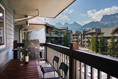 Mtn View Escape with King Size Bed with Outdoor Pool - Banff Pass Included!