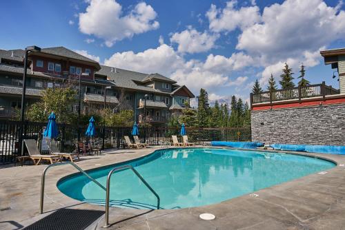 Mtn View Escape with King Size Bed with Outdoor Pool - Banff Pass Included!