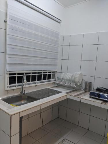 Kitchen, AIDILADHA PROMO RM399 3 Rooms 3 Airconds Landed Terrace House in Taman Port Dickson Utama