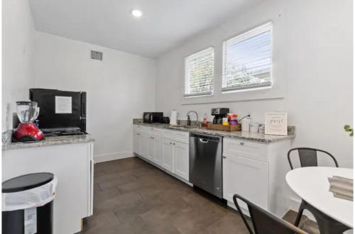Impressive Cozy Historic 2BR Apt Near Downtown in San Antonio, USA