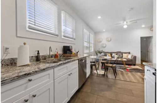 Impressive Cozy Historic 2BR Apt Near Downtown in San Antonio, USA