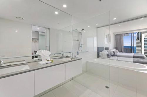 Circle on Cavill Sub Penthouse w/ 4 bedrooms
