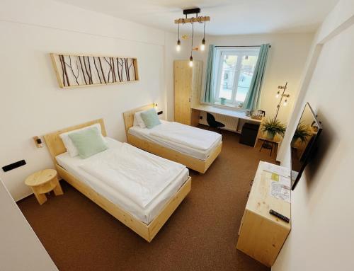 2 twin beds
