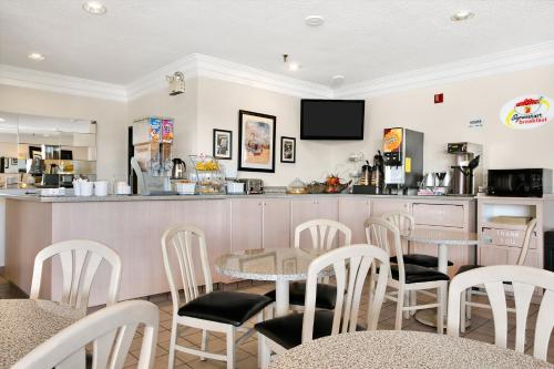 Super 8 by Wyndham Metropolis - image 8
