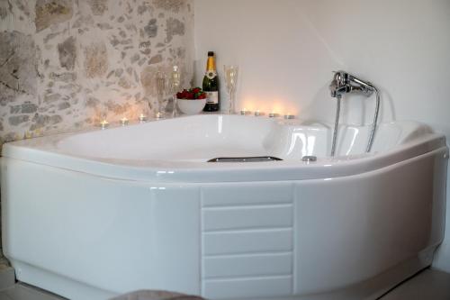 Hot tub, Yiayia's Place in Kourites