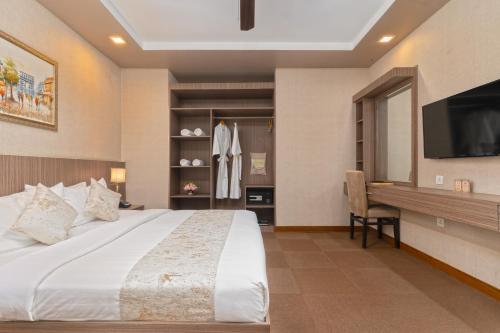 1 king bed, 1 sofa bed