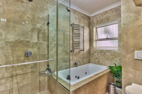 Couples retreat-Modern, Ocean front Gem!