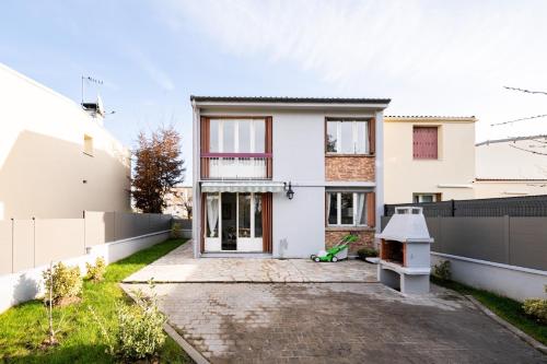 Exterior view, L'Impressionniste in Pontoise