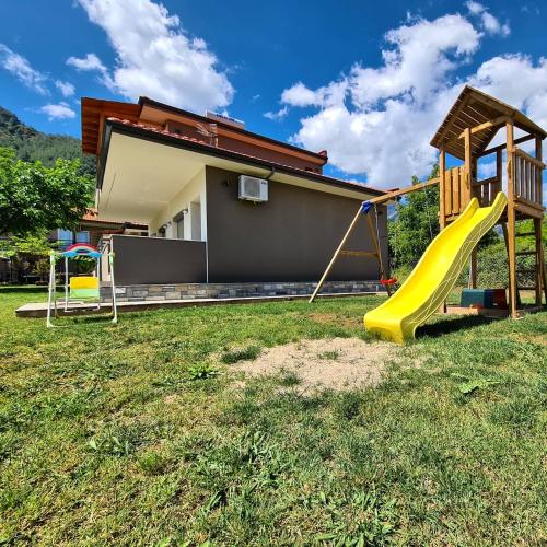 สนามเด็กเล่น, Annmari Studios in แธสซอซ