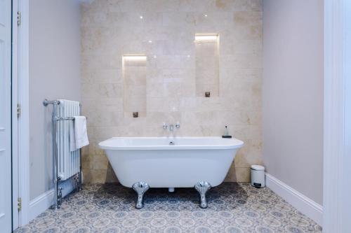 Luxury Listed Townhouse 350 Yds From Racecourse - image 7