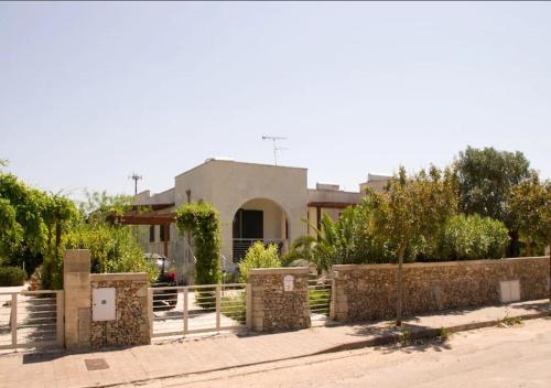 Otranto: independent villa in an elegant residential area, 550m from the sea