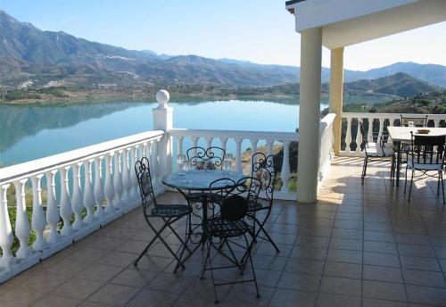  Iris stunning views heated pool, Pension in Los Romanes