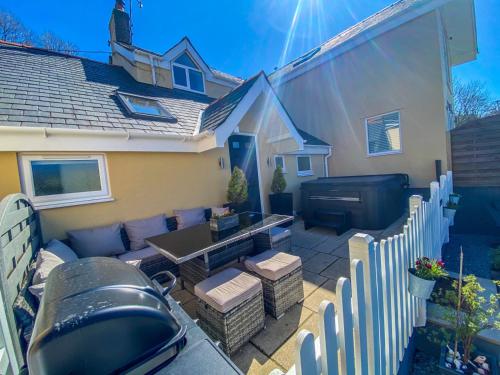 Semi Detached Cottage Snowdonia with hot tub