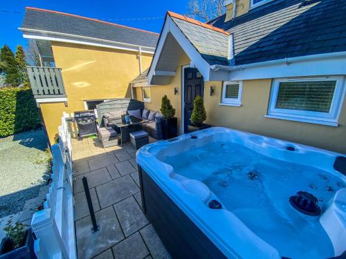 Semi Detached Cottage Snowdonia with hot tub