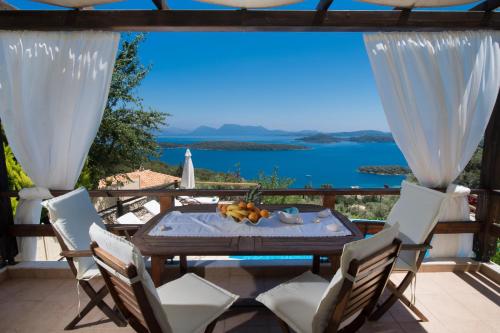 Breathtaking seaviews, privacy, close to beach and Nidri - villa Pasithea