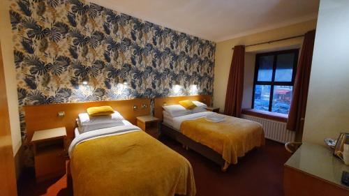 Holiday Hotel - image 6