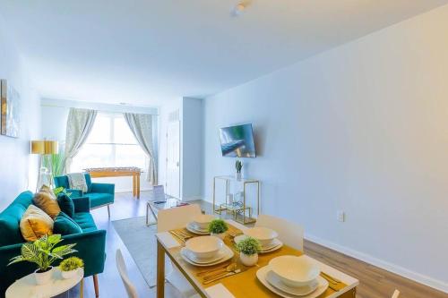 Book Cozy King Bed Now 25 Percent OFF Spring Special! in Carteret (New Jersey)