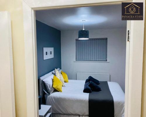 Three Bedroom House by Panacea Stays Serviced Accommodation & Apartments Manchester with Wifi - The 