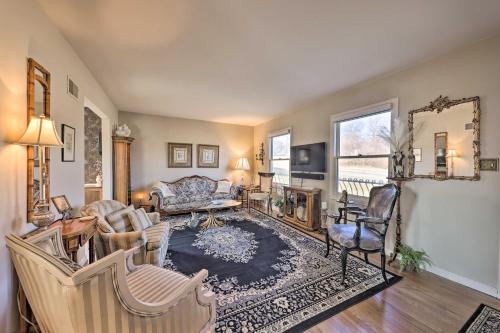 Cozy Kansas City Home with Yard - 9 Mi to Dtwn! in 殖民廣場