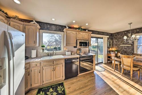 Cozy Kansas City Home with Yard - 9 Mi to Dtwn! in 殖民廣場