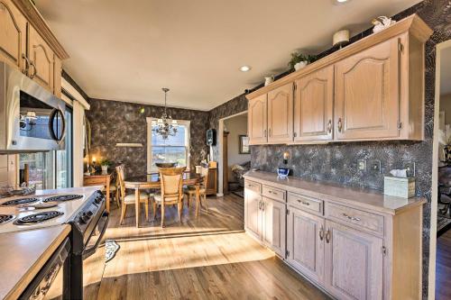 Cozy Kansas City Home with Yard - 9 Mi to Dtwn! in 殖民廣場