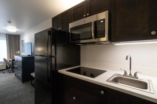 Oxford Suites Portland - Jantzen Beach - image 3