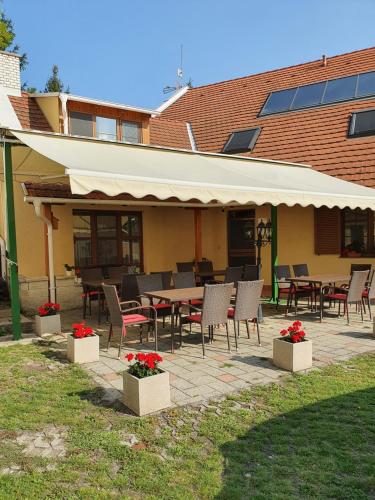 Kert, Bozi Rozi Panzio in Fertőboz