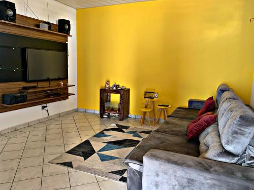 Casa com piscina acomoda 8 pessoas