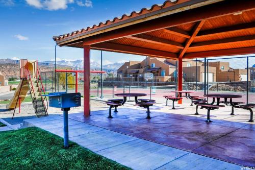 Fabulous Moab Townhm at Rim Vista! Pool - Hot Tub - Patio with Amazing View