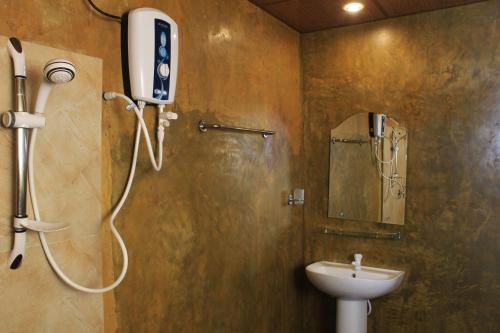 Deluxe Triple Room image 2