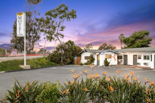 ทัศนียภาพภายนอกโรงแรม, SCANDIA MOTEL in คาร์ลสแบด (CA)