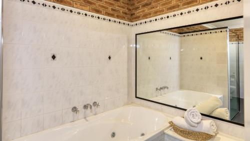 Baño, Hamilton Henry Parkes Motor Inn in Parkes