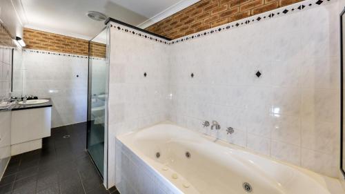 Baño, Hamilton Henry Parkes Motor Inn in Parkes