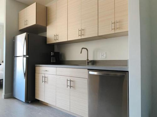 kuhinja, Sleepover Studio Apartments Des Moines in Drake Park