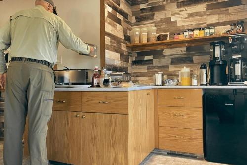 บริการและสิ่งอำนวยความสะดวก, Stork Nest Inn in สมิธเทอร์