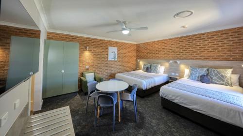 Hamilton Henry Parkes Motor Inn