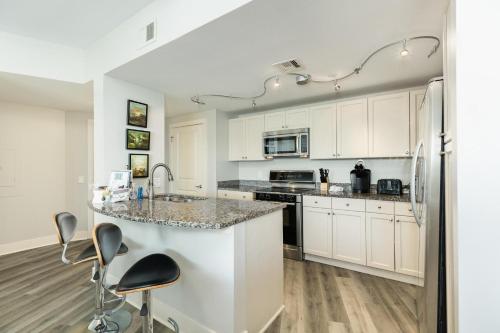 Resort Amenities But Even Better! Spacious Condo Overlooking Gulf Pools and Beach! - image 8