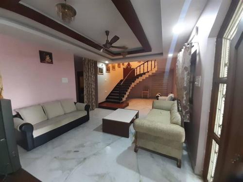 B&B Haiderabad - Jubilee Hills Duplex Villa For Family Stay - Bed and Breakfast Haiderabad