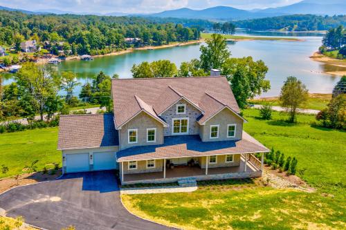 Modern Mountain Lakeside Retreat - Accommodation - Blairsville