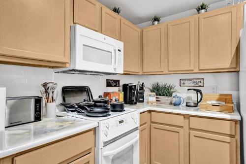 2B Villa On The Water, Luxurious & Games Galore! Near Beach & Airport