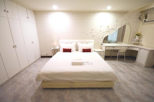 2 queen beds, 4 double beds