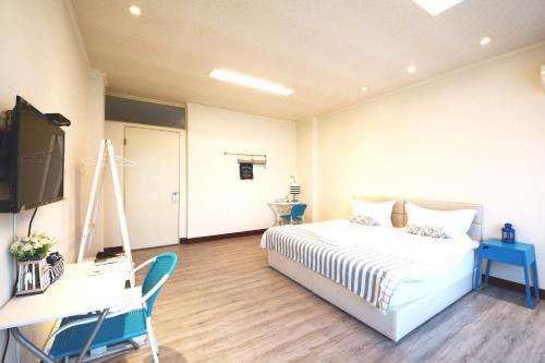 1 queen bed, 2 double beds