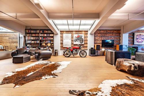 Luxury, entertainment for the whole family- with parking!