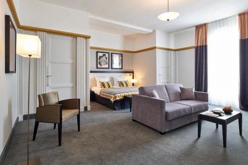 2 twin beds, 1 sofa bed