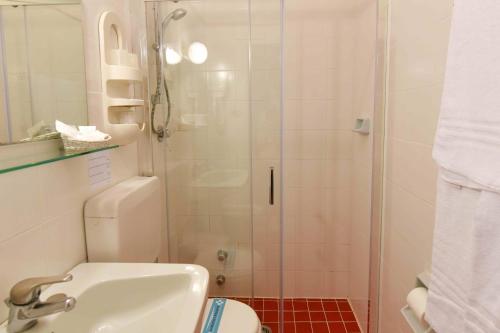 Double or Twin Room with Lateral Sea View image 10
